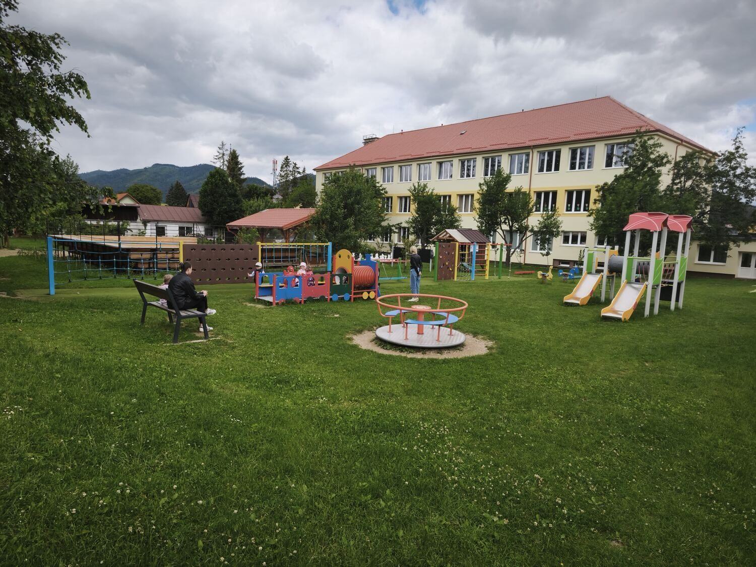 Skutočné ihrisko pre materskú školu s vláčikom, kolotočom a šmykľavkami